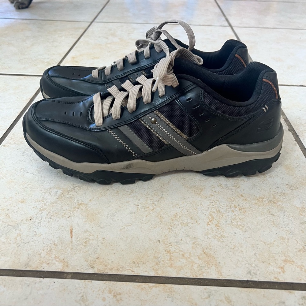 Skechers Black Sneakers with Cream Laces 2016 vibes